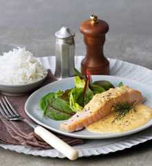 Lachs und Basmati-Reis mit Dillsauce