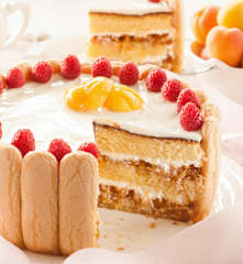 Charlota de albaricoques con crema de limón