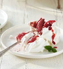 Fresas al Oporto en nidos de merengue