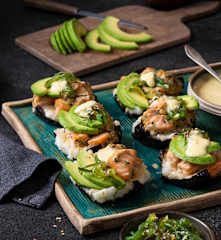 Sushi-Cups mit Wasabi-Majo aus ganzen Eiern