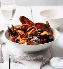 Mejillones al vino blanco con salsa de tomate