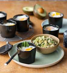 Minifrittaty z salsą z awokado i wędzonego łososia