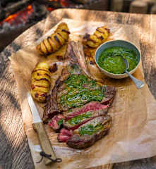 Côte de bœuf, sauce chimichurri, pommes en éventail
