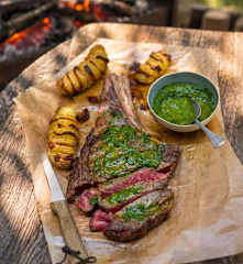 Côte à l’os met Chimichurri en Hasselback aardappelen