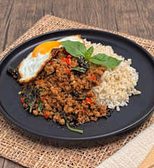 Pad krapao (Thai stir fry basil)