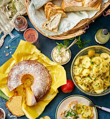 Picnic: insalata di patate, dip alla rucola e pomodori, pane di farro, ciambella al limone