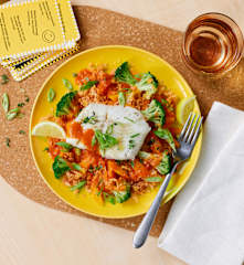 Fisch mit Gemüse, Reis und Tomaten-Sauce