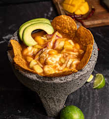 Aguachile con botanas picantes de maíz