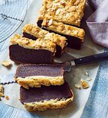 Schokoladenkuchen mit Bienenstichkruste