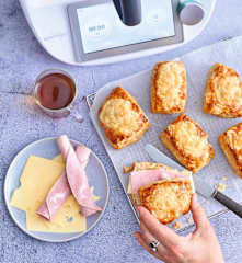 Scones salés en sandwichs chauds au jambon et fromage