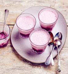 Yaourts à la vanille, coulis de fruits rouges filtré