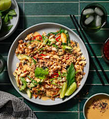 Crispy rice chicken salad with satay sauce