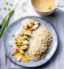 雞肉佐奶油蔬菜淋醬