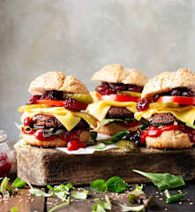 Bohnen-Burger mit Preiselbeer-Sauce (vegan)