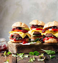 Hambúrgueres de feijão vegan com molho de mirtilos