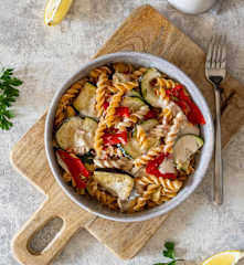 Makaron z soczewicy z pieczonymi warzywami i tahini