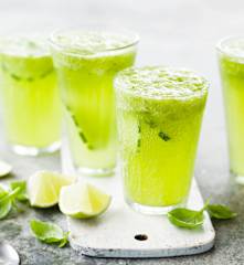 Boisson rafraîchissante concombre, basilic et citron vert