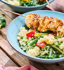 Hähnchen-Spieße mit lauwarmem Couscous-Gemüsesalat