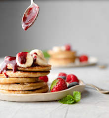 Pancakes alla ricotta con salsa di frutti di bosco e banana