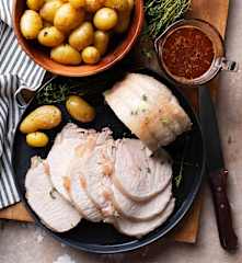 Lomo de cerdo a la sal con salsa de tomillo al pimentón