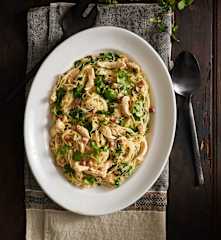 Aletria com frango e agrião