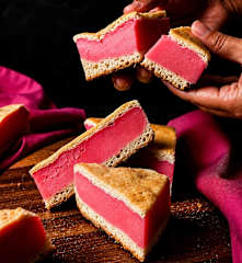 Pan de nata con manjar rosa