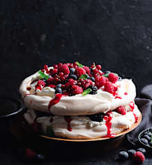 Karışık Orman Meyveli Pavlova