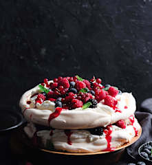 Pavlova cu fructe de pădure