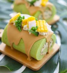 โรลเค้กใบเตย สอดไส้ครีม น้ำตาลมะพร้าว-ลอดช่องไทย