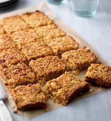 Quadrotti dolci di frutta, verdura e avena