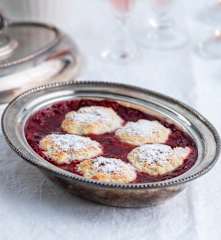 Sopa de frutos vermelhos e scones de coco