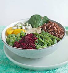 Bol de arroz rojo, verduras y naranja con vinagreta