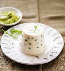 Flan de chèvre aux petits pois, mayonnaise d'avocat