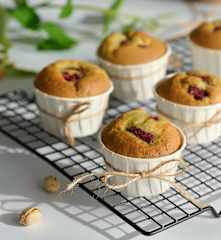 Pistáciové muffiny s malinami