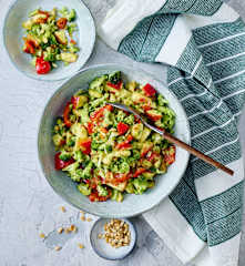 Brokkolisalat mit Pinienkernen