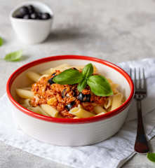 Penne z tuńczykiem i oliwkami w sosie pomidorowym