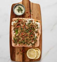 Saumon cuit à la vapeur avec sauce au yaourt et crumble aux noix