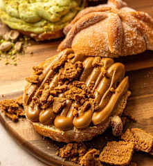 Pan de muerto relleno de crema de galleta