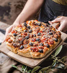 Foccacia tomates cerise, olives et parmesan