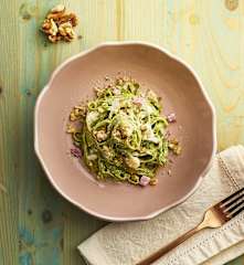 Tagliatelle verdi con stracchino, noci e pancetta