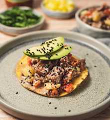 Tostadas de atún con piña y vinagreta de soya