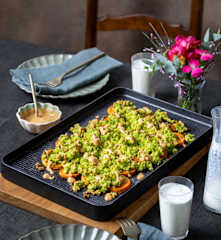 Süsskartoffeln mit Halloumi-Erbsen-Topping und Kefir-Drink