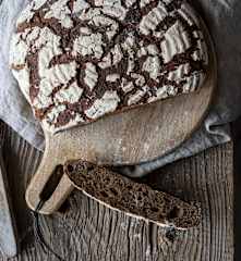 Rustykalny chleb żytni (tourte de seigle)