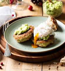 Hamburguesas crujientes de quinoa con puré de aguacate