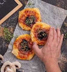 Pizzerinki z rumienionymi pieczarkami, serem tylżyckim i szynką