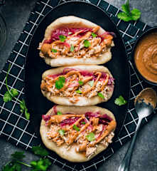 Gua bao à l’effiloché de poulet, sauce barbecue et beurre de cacahuète
