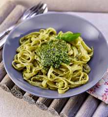 Tαλιατέλες με νηστίσιμο πέστο