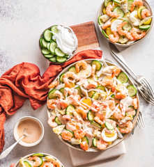 Ensalada de patata con langostinos y salsa cóctel