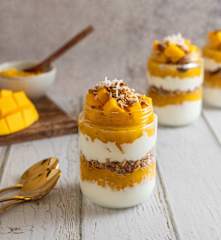 Vasitos de yogurt con compota de mango y avena-canela tostada