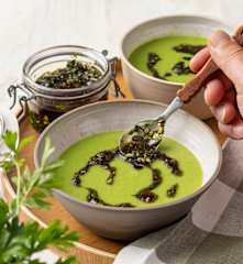 Erbsensuppe mit Kürbiskernpesto